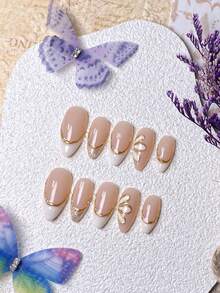 10片手工秋季美甲贴纸，适用于短指甲、杏仁形指甲、法式美甲、金色指甲、白色指甲、粉色指甲、可爱指甲，手工凝胶材质，饰以金色蝴蝶纹理和三段式纹理，不对称3D金色边缘法式美甲贴纸，指甲表面饰有金色蝴蝶结，附赠美甲工具，可重复使用的短指甲贴纸。 - 金色 - 查看 4