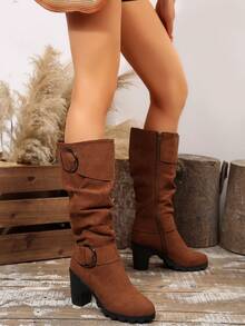 Jesienno-zimowe damskie buty w dużym rozmiarze w stylu europejskim i amerykańskim, z plisowaną klamrą i stożkowym obcasem, zapinane na zamek błyskawiczny z boku - Brązowa listwa dolna - Zobacz 5