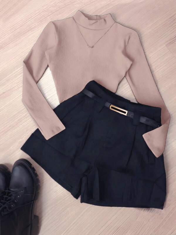 Conjunto de top de manga larga y pantalones cortos de punto acanalado de unicolor con cinturón para mujer