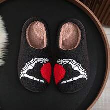 Pantuflas de calabaza de peluche acogedor de Halloween, diseño esponjoso antideslizante - Manos de corazón negro - Ver 5