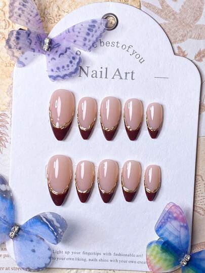 Conjunto de 10 unhas postiças artesanais para o outono, curtas, em formato amendoado, vermelhas, delicadas, com pontas francesas douradas assimétricas pintadas à mão, estilo minimalista e luxuoso. Acompanha ferramenta para aplicação e remoção rápidas, ideal para diversas ocasiões como trabalho, estudo e férias.