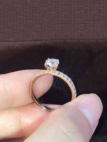 优雅的玫瑰金公主方形切割圆形莫桑石订婚戒指 | 扭曲设计结婚戒指，镶嵌实验室制造宝石 | 毕业典礼、周年纪念日和情人节的完美礼物 - 金色 - 查看 2