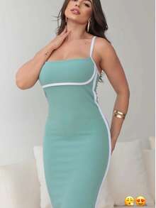 Women's Fitted Dress With White Details. Midi Length, Fitted To The Body, With A Small Slit At The Back Hem. White Thin Straps And White Detail That Accentuates The Elegant Bust, - 綠色 - 查看 2