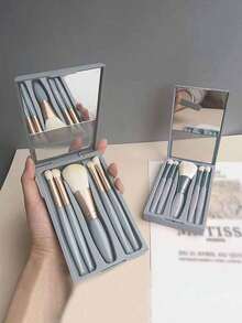 5 Stücke/Set tragbarer Makeup-Pinsel-Set mit Spiegel, Muster mit weißen Gänseblümchen Buchstaben A-Z, verpacktes Makeup-Pinsel-Set, multifunktionaler Makeup-Pinsel mit Spiegelbox, Mini-Multifunktions-Makeup-Stift, Foundation-Makeup-Pinsel, Lidschatten-Pinsel, Grundlagen-Beauty-Tool-Mischpinsel. Der Makeup-Organizer-Ständer enthält Makeup-Pinsel, praktisches Mädchen-Geschenk-Makeup-Tool-Set, ideal als Geschenk, tragbare Reiseutensilien, Reisebedarf, Pinsel-Set, Makeup-Pinsel-Set, Makeup-Set komplett, Makeup-Pinsel-Set, komplettes Makeup-Set, Pinsel-Set, Makeup-Pinsel-Set, Makeup-Geschenkset, Set