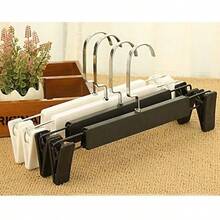 Cicilin - Ganchos para pantalones con clips de plástico para pantalones de mezclilla y falda, gancho giratorio de 360°, gancho de clip para pantalones, faldas, pantalones (paquete de 10, negro) - Blanco con clips, paquete de 10 - Ver 3