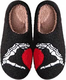 Pantuflas de calabaza de peluche acogedor de Halloween, diseño esponjoso antideslizante - Manos de corazón negro - Ver 1