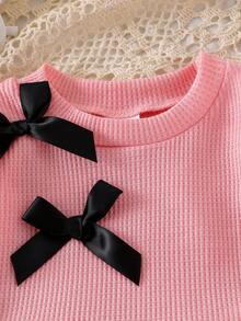 2 Stücke Baby Mädchen Set: Langarm T-Shirt mit mehreren 3D Schleifen Dekor und schwarzem plissiertem Rock