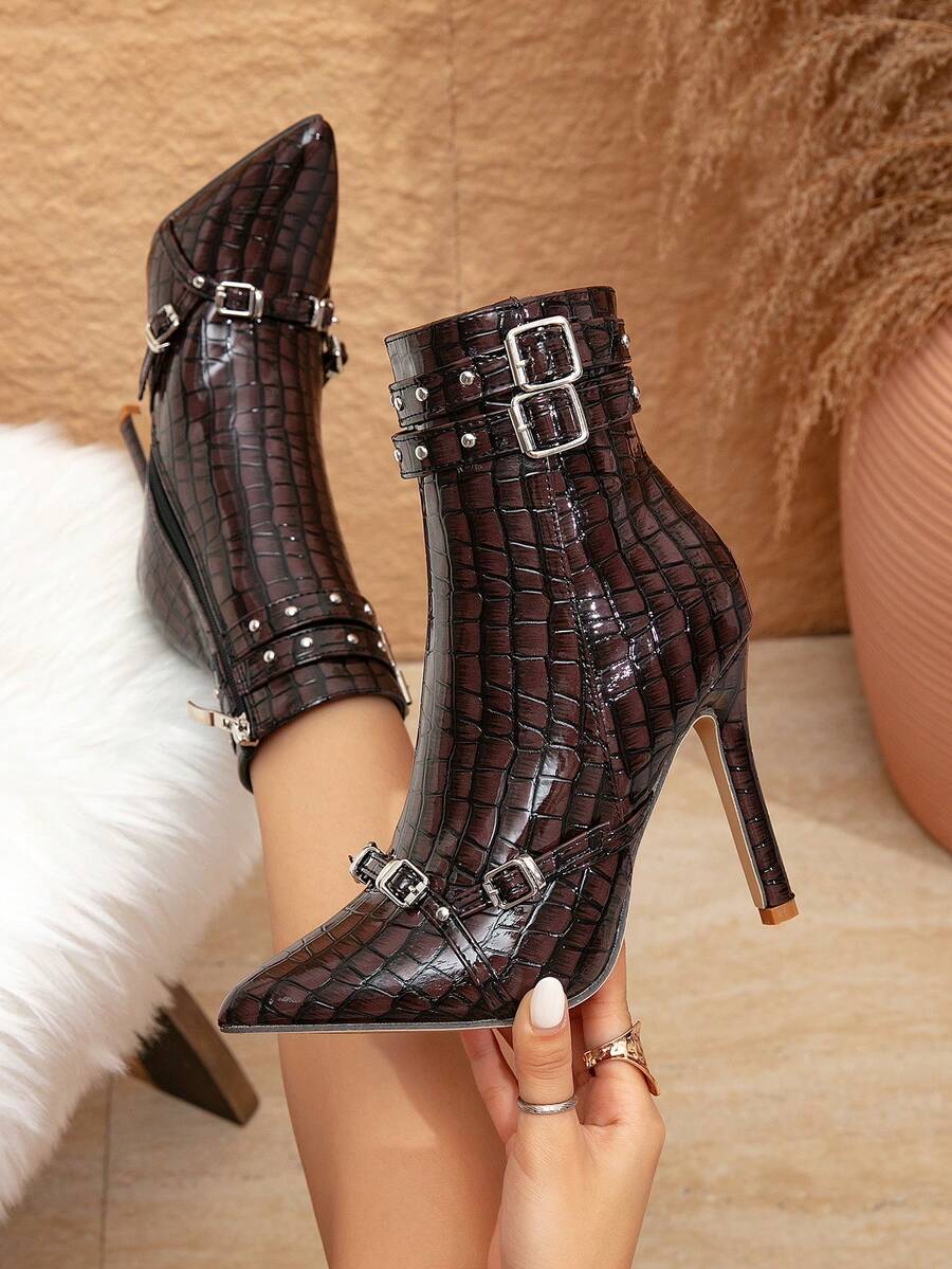 女士新款鳄鱼纹压花踝靴，时尚百搭尖头细高跟铆钉靴，巧克力棕色，适合万圣节、圣诞节、感恩节、新年、秋冬季等场合穿着。