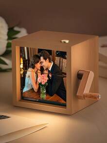 1件定制手摇式相册，个性化翻页动画相框，带灯光和音乐的机械相册，家居装饰，迷你翻页相册相框，生日、周年纪念日、情人节、母亲节、父亲节、圣诞节礼物，送给妈妈、爸爸、情侣、家人的礼物，办公室装饰，优雅生活，家庭用品 - 客製化圖片 - 查看 2