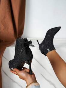 Botas de mujer de tacón de aguja de punta fina multiusos para otoño/invierno, color negro, adecuadas para negocios, fiestas, vacaciones, bodas, festivales de música, con cremallera lateral, decoración de lazo, diseño con brillo, versátiles y elegantes botines para dama - Negro - Ver 2