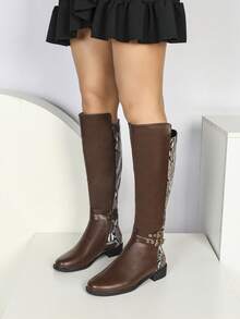 Bottes hautes femme à la mode marron motif peau de serpent, talon épais, décoration boucle métallique, fermeture éclair latérale, bottes hautes polyvalentes pour l'automne/l'hiver, bout rond, décontracté, soirée, vacances