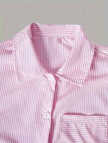 三件套优雅少女套装，包括粉色条纹外套、裤子和纯色吊带背心，时尚休闲运动风，适合日常穿着。 - 粉色 - 查看 3