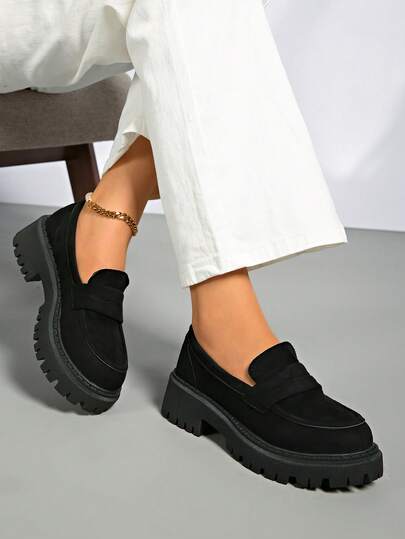 حذاء نسائي بمنصة موديل جديد لعام 2025، من الطراز البريطاني بتصميم ماري جين سهل الارتداء باللون الأسود