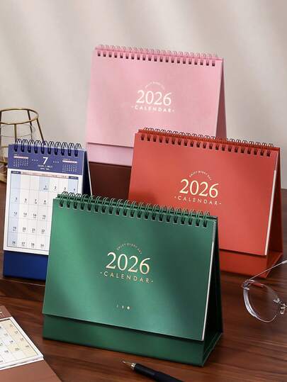 1 件。这款 2026 年桌面日历（日期：2025 年 11 月至 2026 年 12 月）是一款简约高端的学生计划本、办公备忘录日历，同时也是一款圣诞节倒计时日历。它包含月份标签、每日布局和励志名言。单向翻页设计使其适用于家庭、办公室和各种办公环境。