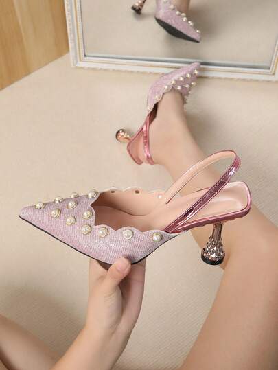 Tacones altos de punta con decoración de rhinestones, de moda