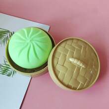 1个彩色饺子造型减压球，可挤压面团球缓解压力的手部玩具，带蒸笼的弹力桌面玩具