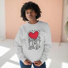 Keith Haring Art, Unisex Crewneck Sweatshirt, Men Holding A Heart Art, Unique Graphic Design Pullover, Retro Streetwear Jumper, Gift For Art - 白色 - 查看 1
