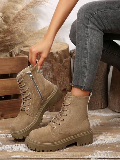 橄榄绿系带短靴，侧拉链装饰，光滑版短筒摩托车靴，绒面革材质，时尚优雅，适合办公室、学校、秋冬季穿着，新款女士平底踝靴