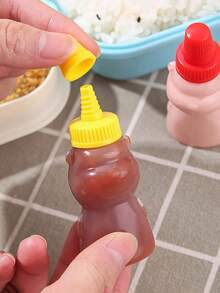 2/4pcs Mini Bear Ketchup Bottles, Condiment Squeeze Bottles, Lunch Plastic Portable Sauce Container Bottles, Ketchup Bottles, Adult Condiment Squeeze Bottles, Mini Oil Soy Sauce Honey Squeeze Bottles, Salad Dressing,Disposable Seasoning Bottle,Kitchen,Christmas Gift,School Supplies.