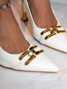 Escarpins à talons hauts femme à bout pointu mode blanc avec boucle métallique et décoration pyramidale, talons aiguilles sexy et attrayants pour soirée, convient pour mariage, vacances de printemps, Pâques - Blanc - Voir 5