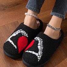Pantuflas de calabaza de peluche acogedor de Halloween, diseño esponjoso antideslizante - Manos de corazón negro - Ver 3