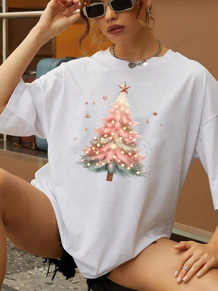 Cómoda camiseta con estampado gráfico de árbol navideño para mujer, con ramas en tonos pastel rosa y azul, luces brillantes y una estrella en la parte superior. Elegante top de manga corta de temporada. - Blanco - Ver 1
