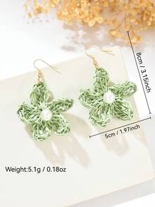 OOQ 1 pereche de cercei din ratan țesut manual cu flori verzi și perle artificiale, cercei vintage personalizați cu perle albe artificiale, cu ciucuri florale cu 5 petale, potriviți pentru ținutele zilnice, de vacanță și de petrecere ale femeilor (făcuți manual cu imperfecțiuni minore)