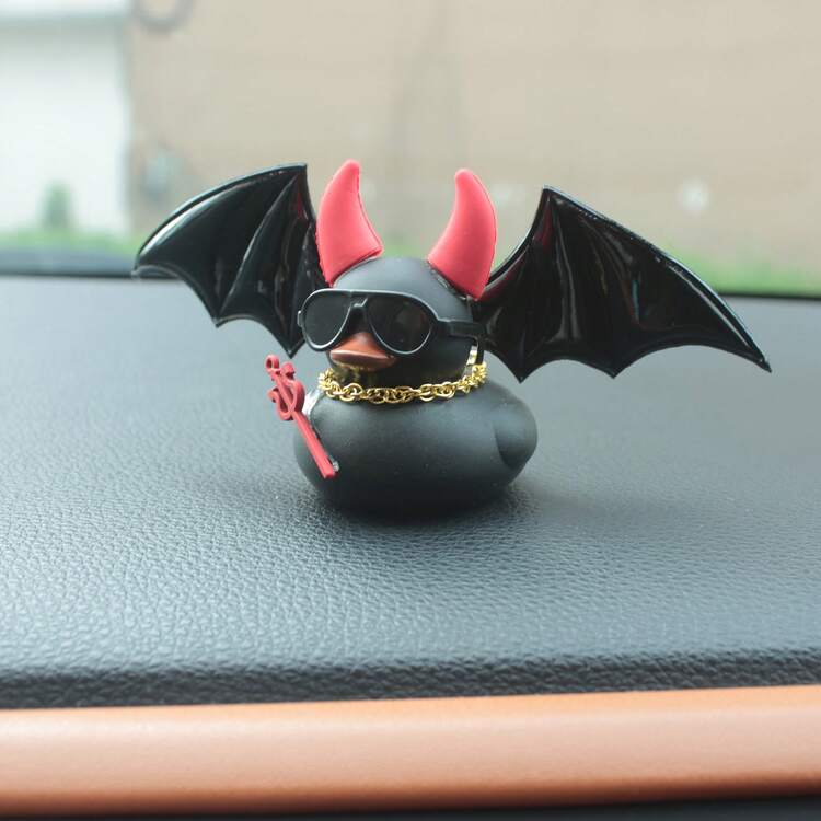 1 pieza Pato de goma gótico con alas de demonio y collar dorado - Diseño de alas de murciélago, pico rojo y cuernos, material de PVC duradero, decoración de salpicadero de coche negro y rojo, accesorio de volante, decoración única para fiestas de Halloween, accesorio interior de coche, pato de goma demonio con ojos expresivos y dientes afilados, adecuado para el salpicadero o la decoración de fiestas, ideal para entusiastas del automóvil y regalos de Halloween - Negro - Añade 1