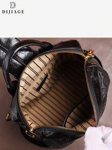 Una mochila de mujer con estilo que presenta un patrón de elefante y cremalleras de tono dorado. Esta espaciosa mochila cuenta con múltiples bolsillos y un diseño de lujo y de alta gama. Perfecta para fiestas, cenas, actividades al aire libre y para ir y venir.