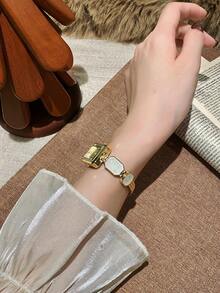 1 Stück Damen Armbanduhr mit goldfarbener Legierung asymmetrisches Armband, modernes arabisches Zifferblatt, Quarzwerk, verstellbares Armband, geeignet für den täglichen Gebrauch und als Urlaubsgeschenk