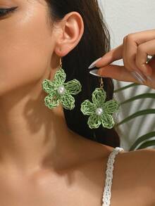 OOQ 1 pereche de cercei din ratan țesut manual cu flori verzi și perle artificiale, cercei vintage personalizați cu perle albe artificiale, cu ciucuri florale cu 5 petale, potriviți pentru ținutele zilnice, de vacanță și de petrecere ale femeilor (făcuți manual cu imperfecțiuni minore)