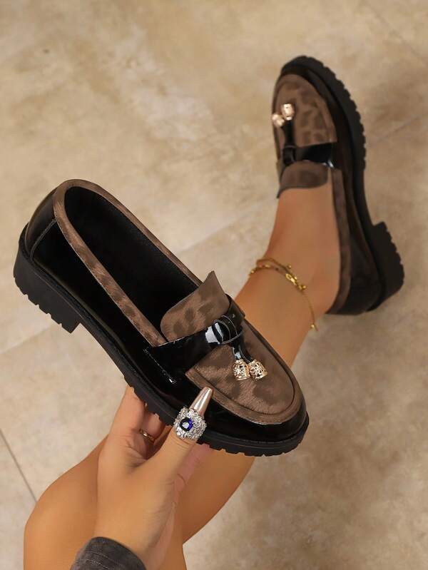 Mocassins plataforma vintage com estampa de leopardo e patchwork, com detalhes em strass e borla - estilo britânico, confortáveis e versáteis para o dia a dia.