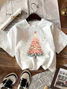 Cómoda camiseta con estampado gráfico de árbol navideño para mujer, con ramas en tonos pastel rosa y azul, luces brillantes y una estrella en la parte superior. Elegante top de manga corta de temporada. - Blanco - Ver 2