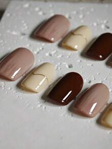 10 pezzi di unghie finte corte a forma ovale, realizzate a mano, di colore bianco crema e marrone, in stile semplice e versatile con linee semplici, adatte per donne e ragazze, per l'autunno, l'inverno, festival, San Valentino, feste e uso quotidiano