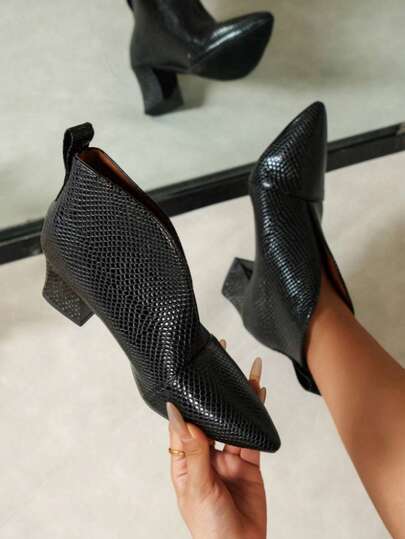 秋冬新款时尚尖头鳄鱼纹粗跟短踝靴，黑色蛇纹百搭高跟一脚蹬女鞋