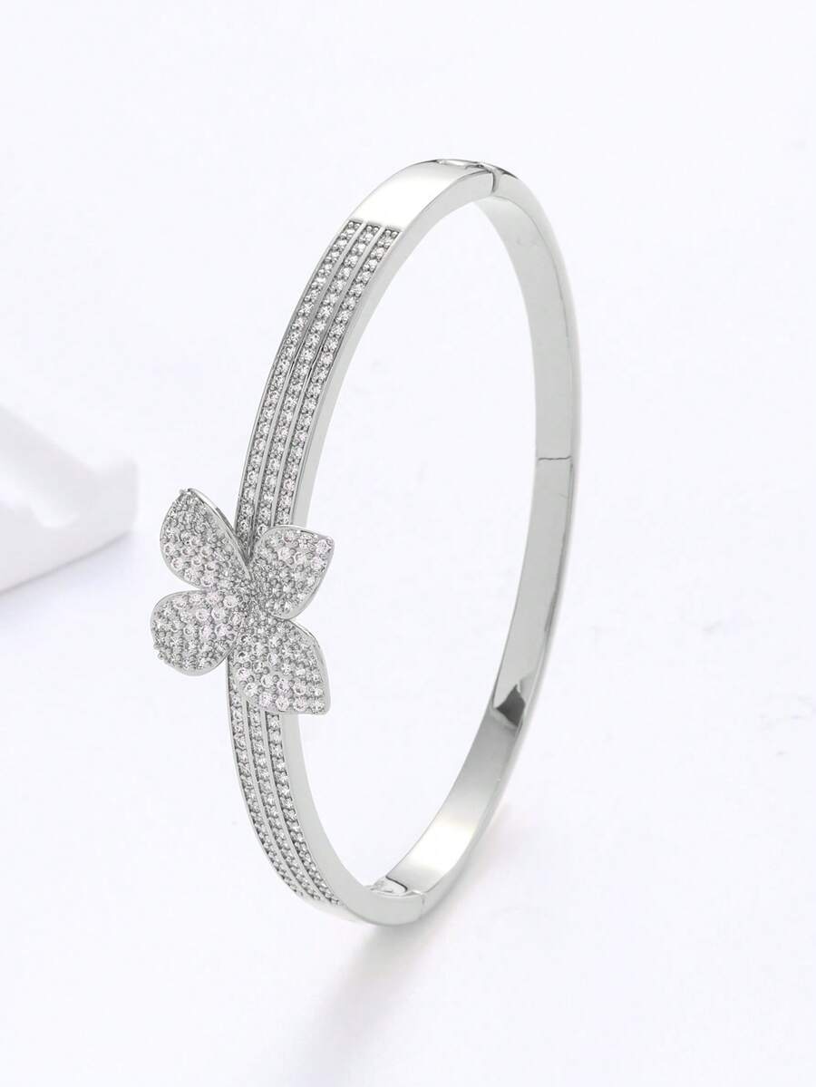 سوار فاخر من النحاس المطعم بالنقوش الدقيقة على الطراز القديم