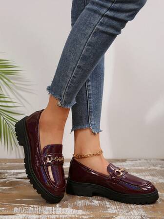 Round Toe Thick Sole Loafers For Women, Spring/Autumn, New British Style Versatile Thick Sole Black Commuter Leather Shoes, Plus Size Ladies Spring/Autumn Anti-Slip Rubber Outsole Gold Chain Thick Sole Leather Shoes