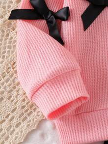 2 Stücke Baby Mädchen Set: Langarm T-Shirt mit mehreren 3D Schleifen Dekor und schwarzem plissiertem Rock