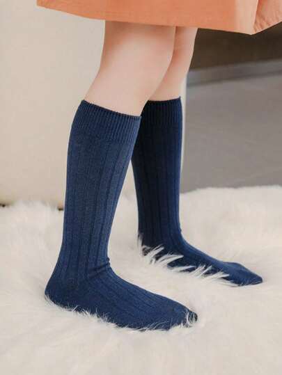 زوج من جوارب طويلة ذات لون أحادي مخرم مناسبة للمدرسة والاستخدام اليومي للأطفال