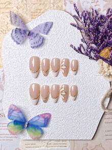 10片手工秋季美甲贴纸，适用于短指甲、杏仁形指甲、法式美甲、金色指甲、白色指甲、粉色指甲、可爱指甲，手工凝胶材质，饰以金色蝴蝶纹理和三段式纹理，不对称3D金色边缘法式美甲贴纸，指甲表面饰有金色蝴蝶结，附赠美甲工具，可重复使用的短指甲贴纸。 - 金色 - 查看 3