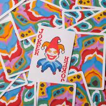 1 pièce Jeu de cartes à jouer Balatro Clown 2025 nouvelle édition, motif haute définition. Jeu de cartes amusant pour les fêtes et les divertissements. Cartes en papier créatives pour les rassemblements familiaux, les amis, les garçons, les filles, les anniversaires, les cadeaux de Noël