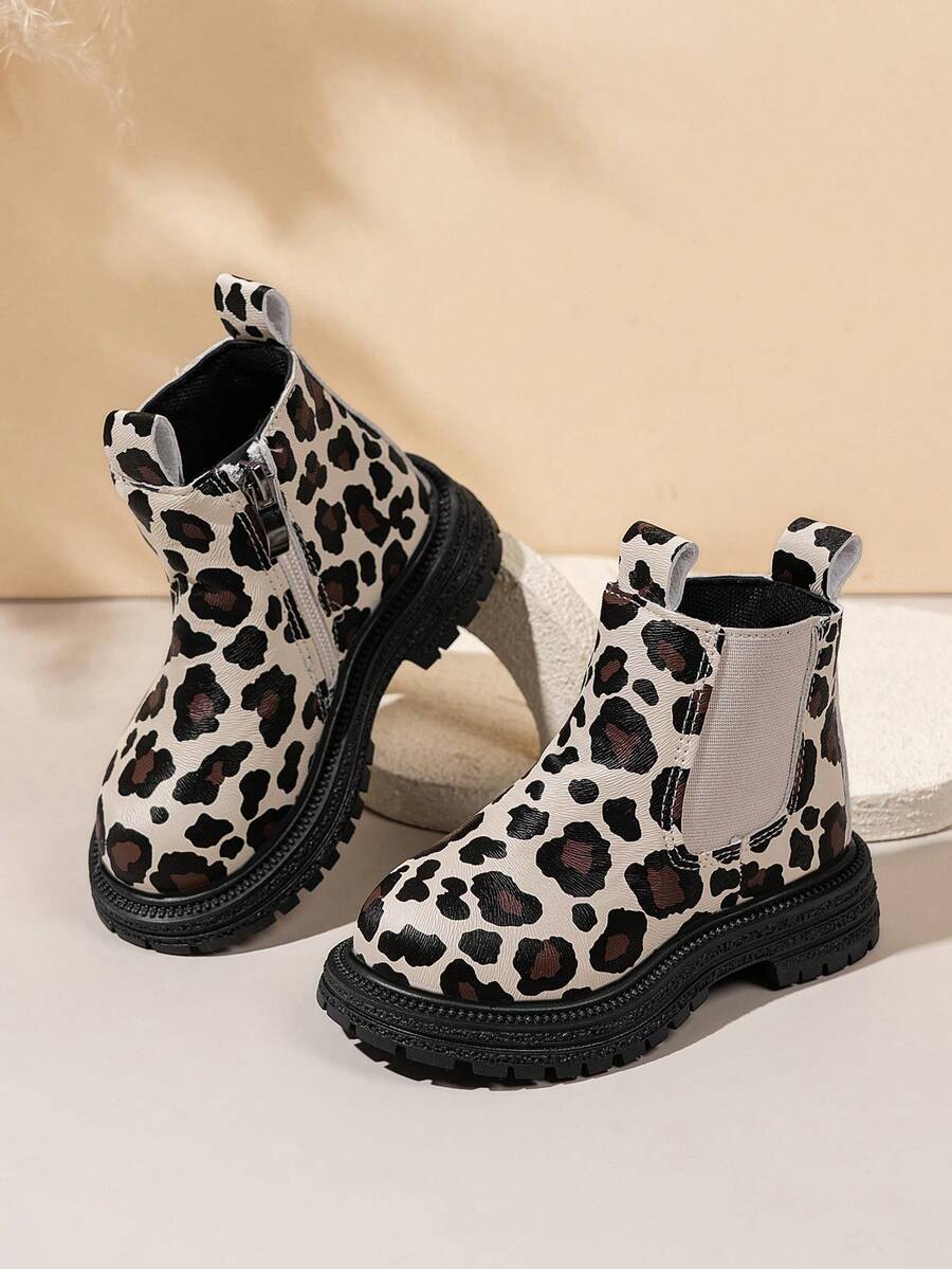 2024 Novos Botas Curtas de Moda Estampa de Leopardo para Meninas, Botas de Tornozelo com Zíper Lateral Plano, Botas de Princesa Versáteis de Sola Macia - Bege - Visão 1