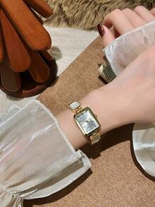 1 Stück Damen Armbanduhr mit goldfarbener Legierung asymmetrisches Armband, modernes arabisches Zifferblatt, Quarzwerk, verstellbares Armband, geeignet für den täglichen Gebrauch und als Urlaubsgeschenk