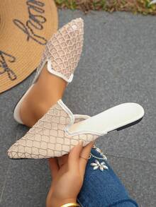 Apricot-knotted Hollow Space