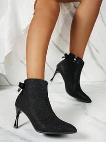 Botas de mujer de tacón de aguja de punta fina multiusos para otoño/invierno, color negro, adecuadas para negocios, fiestas, vacaciones, bodas, festivales de música, con cremallera lateral, decoración de lazo, diseño con brillo, versátiles y elegantes botines para dama - Negro - Ver 4