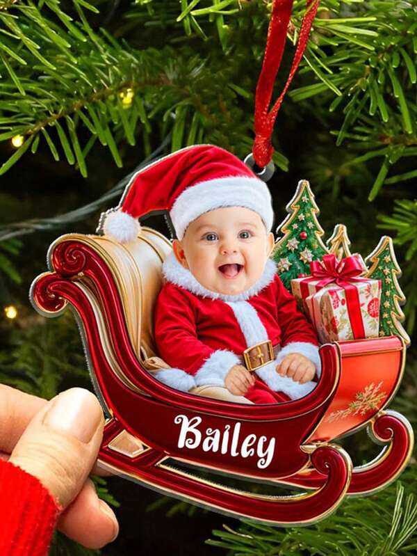 Adorno personalizado de foto de bebé con texto personalizado, diseño de trineo, duende y reno. Recuerdo único para decorar el árbol de Navidad, regalo significativo para padres, abuelos e hijos. Decoración festiva del hogar y recuerdo estacional para reuniones y fiestas familiares. Adorno personalizado de bebé