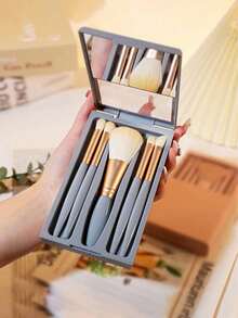 5 Stücke/Set tragbarer Makeup-Pinsel-Set mit Spiegel, Muster mit weißen Gänseblümchen Buchstaben A-Z, verpacktes Makeup-Pinsel-Set, multifunktionaler Makeup-Pinsel mit Spiegelbox, Mini-Multifunktions-Makeup-Stift, Foundation-Makeup-Pinsel, Lidschatten-Pinsel, Grundlagen-Beauty-Tool-Mischpinsel. Der Makeup-Organizer-Ständer enthält Makeup-Pinsel, praktisches Mädchen-Geschenk-Makeup-Tool-Set, ideal als Geschenk, tragbare Reiseutensilien, Reisebedarf, Pinsel-Set, Makeup-Pinsel-Set, Makeup-Set komplett, Makeup-Pinsel-Set, komplettes Makeup-Set, Pinsel-Set, Makeup-Pinsel-Set, Makeup-Geschenkset, Set