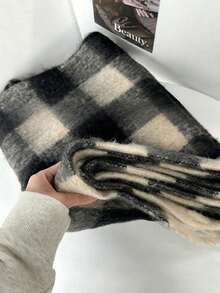 1条女士格子围巾，保暖百搭，适合冬季搭配连衣裙