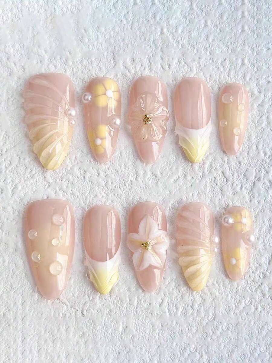 10 Stücke reine handgefertigte Aufklebe-Nägel, mittlere Nägel, Mandelform, handbemalte zitronengelbe kleine Blumen, Gel-Dekoration mit Muschelmustern auf der Nagelfläche, einzigartiger orange-gelber aurorartiger Sprungeffekt, süße handbemalte gelb-getupfte Fünfblütenblumen, hochwertige gelbe französische Kunstperlewellen
