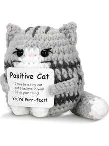 1件可爱的猫咪图案，这款充满灵感的钩针编织灰猫不仅是玩具，更是赏心悦目的装饰品。用它来装饰你的书桌、客厅、卧室、办公室、书桌或汽车。这款有趣的猫咪钩针礼物还可以用作包袋吊坠或钥匙扣，无论走到哪里都能增添一丝热情。